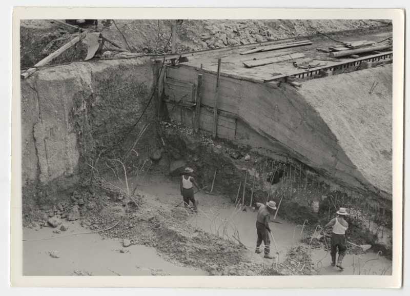 Fiume Isonzo, Gorizia. Particolare del cantiere di bonifica. Opere di sbarramento in costruzione. Scavo, dettaglio